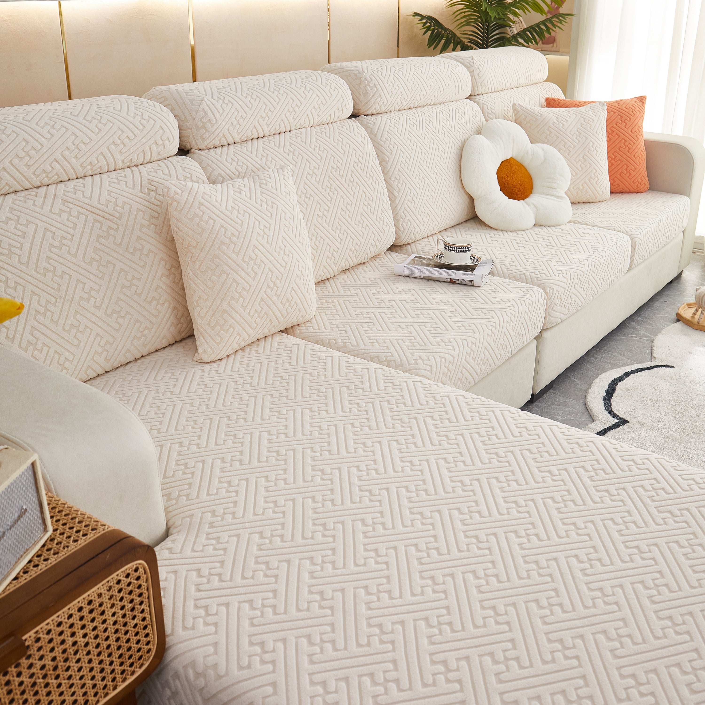 Bank met FancySofas Urban bankhoezen in de kleur Ivory Beige, machinewasbaar, strak en stijlvol, bedekt de hele bank.