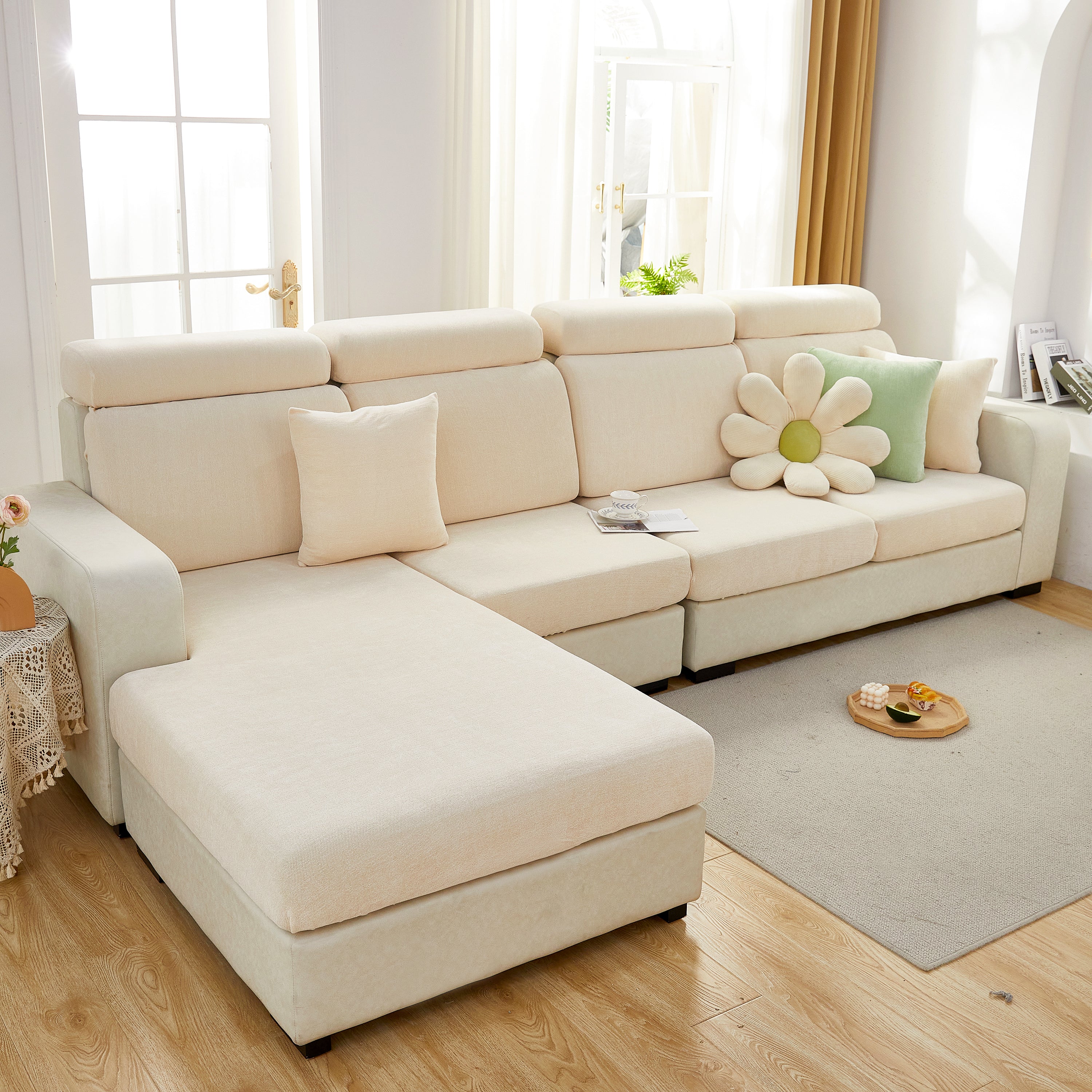 Bank met FancySofas Chenille bankhoezen in de kleur Ivory Beige, machinewasbaar, strak en stijlvol, bedekt de hele bank.