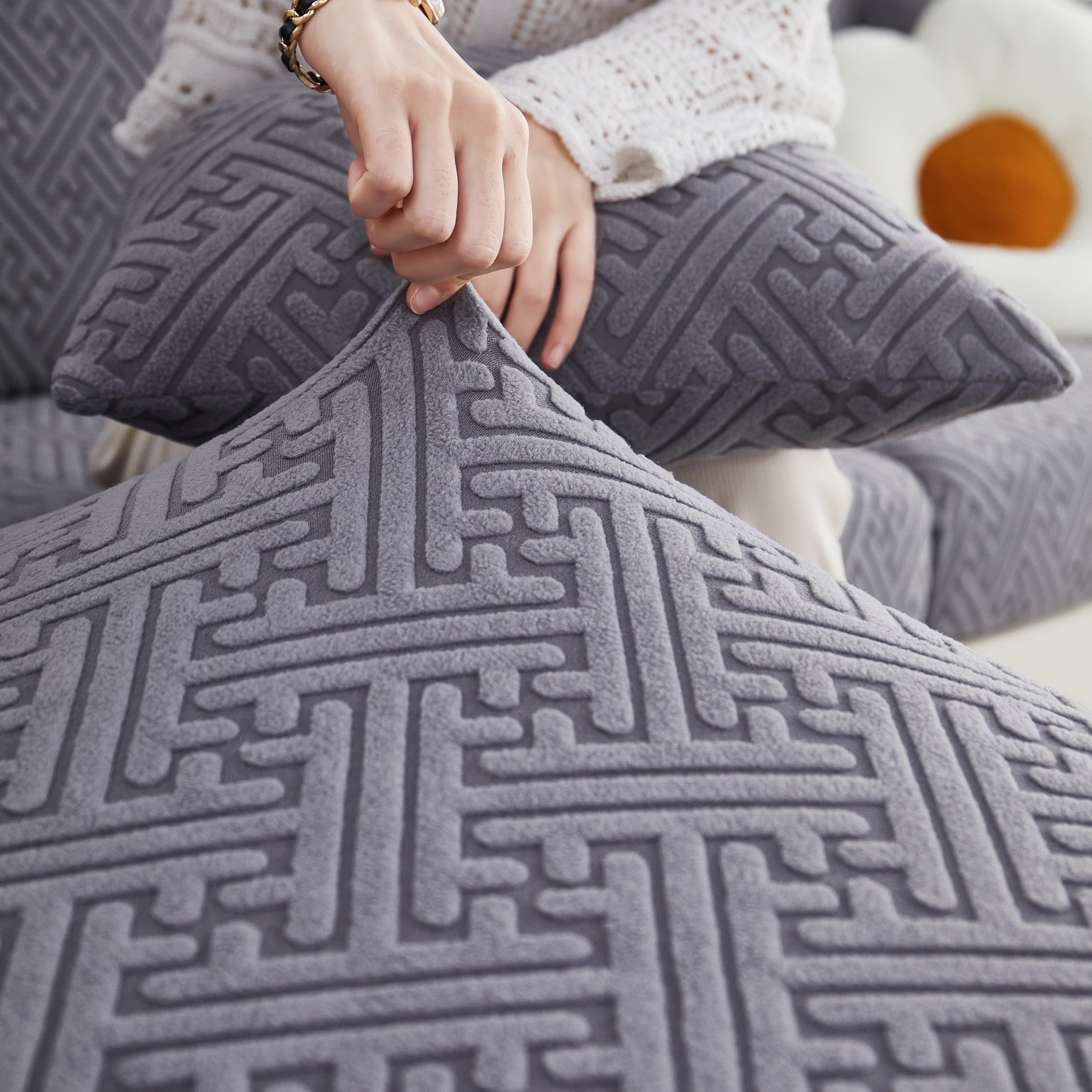 Stretchy FancySofas Urban bankhoes in de kleur Midnight Grey, toont elasticiteit en pasvorm door de stof omhoog te trekken.