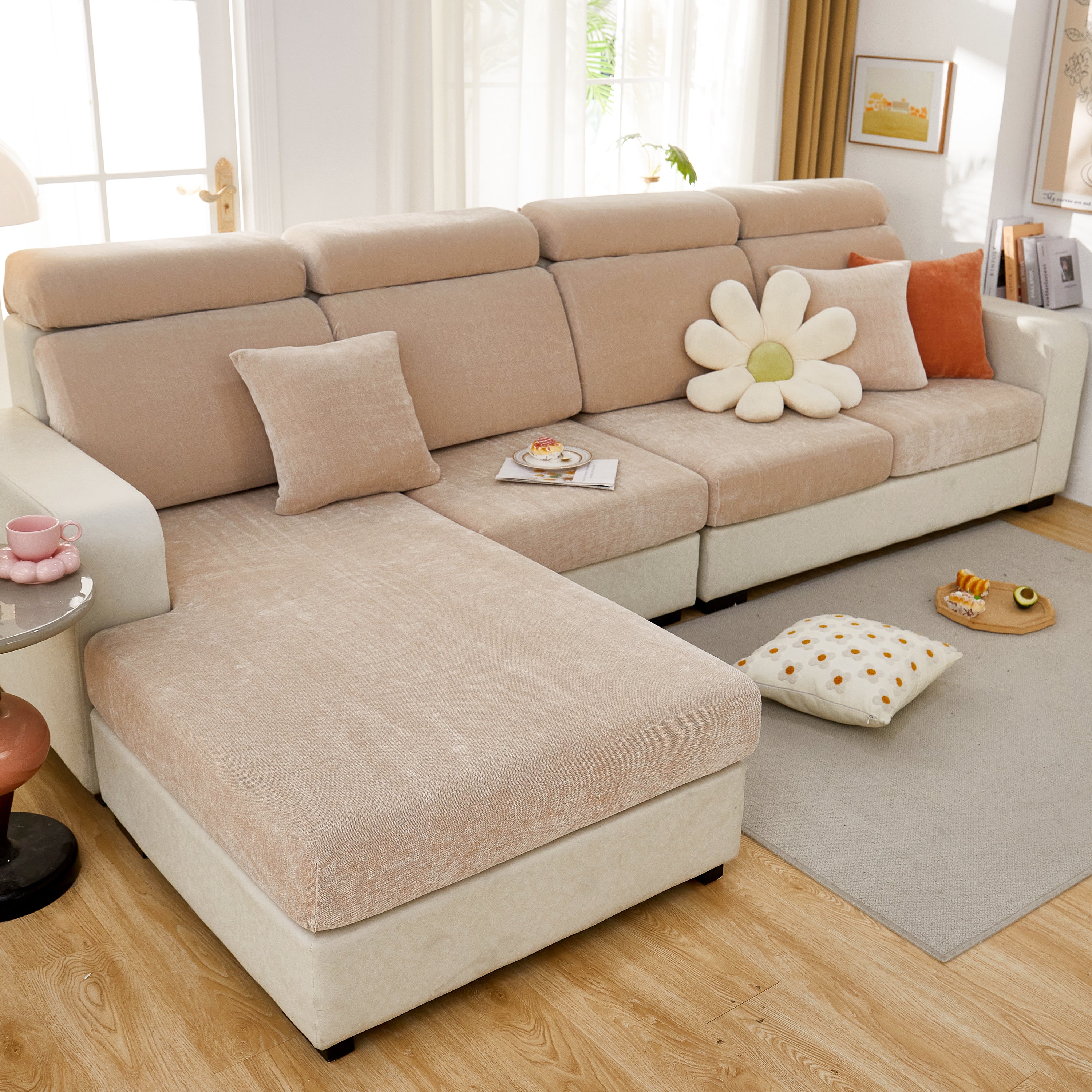 Bank met FancySofas Chenille bankhoezen in de kleur Desert Khaki, machinewasbaar, strak en stijlvol, bedekt de hele bank.