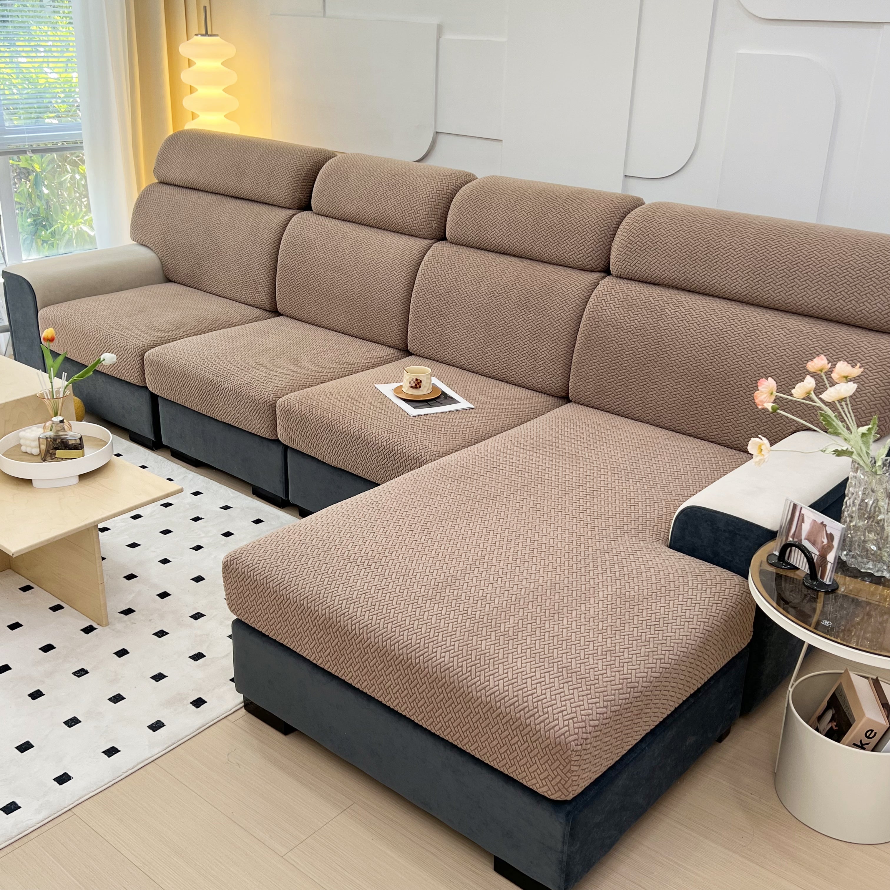 Bank met FancySofas Classic bankhoezen in de kleur Desert Khaki, machinewasbaar, strak en stijlvol, bedekt de hele bank.